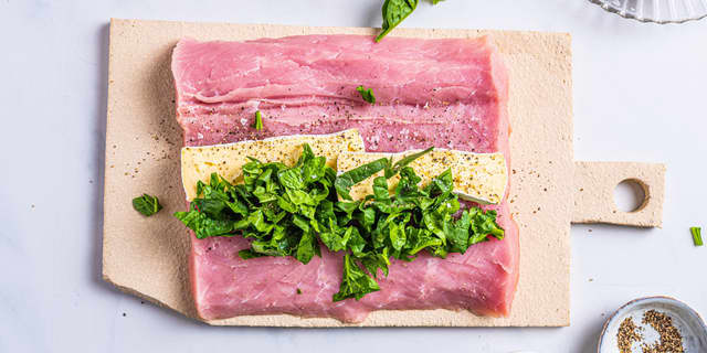Legg brie og spinat på midten av stykket. Krydre med salt og pepper.