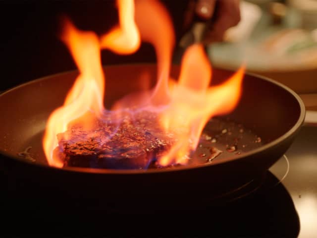 Flambert biff med peppersaus og ovnsbakte grønnsaker