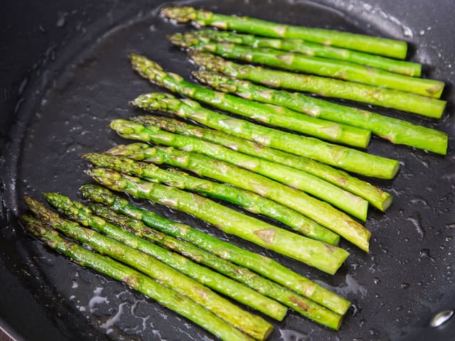 **Aspargestopper:** Fres aspargestoppene i litt olivenolje i en panne i 1-2 minutter, med salt og pepper.