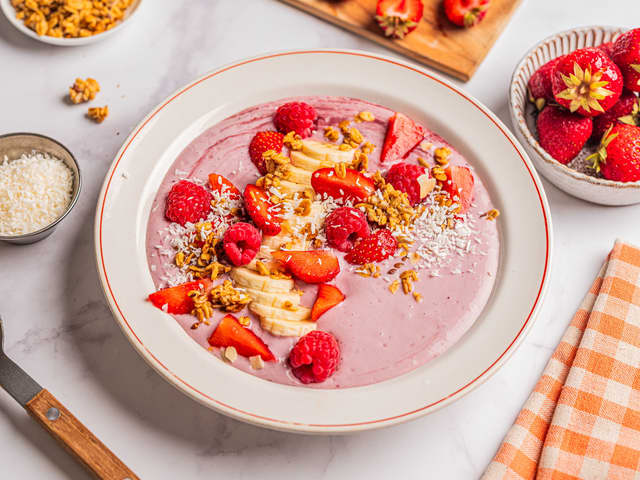 Smoothie bowl med bær og yoghurt