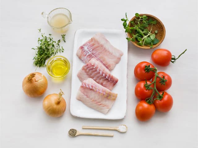 Ovnsbakt seifilet med tomat og og løk er en saftig og smaksrik fiskeform! Denne oppskriften på sei er enkel og veldig god.