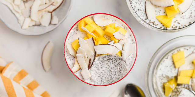 Topp chiapuddingen med mango og kokosflak.