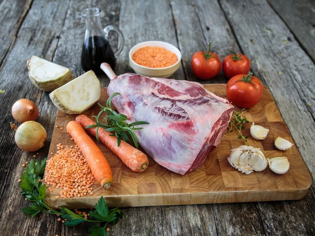 Helstekt lammelår med godt tilbehør er perfekt mat når du skal ha gjester!