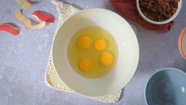 Ha eggeplommer, sennep, vann, hvitvinseddik og hvitløk i en bolle. Kjør det sammen med en stavmikser mens du sper forsiktig med oljen.