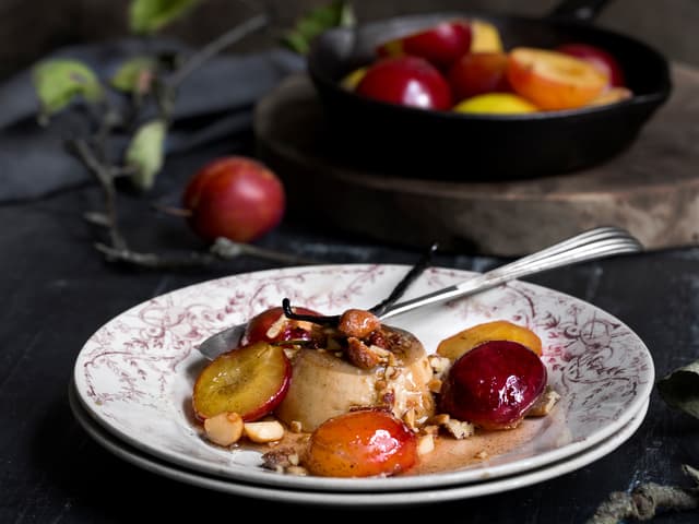 Panna cotta med kaffe og stekte plommer