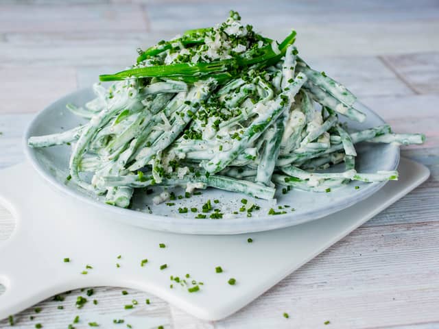 **Hvitløksmuler:** Smørstek smulene gylne og sprø i en stekepanne over middels høy varme. Tilsett finhakket hvitløk underveis i stekingen og dryss over en klype salt.