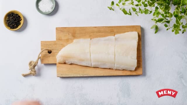**Torsk i form:** Skjær torsken i serveringsstykker, og purre i ringer.