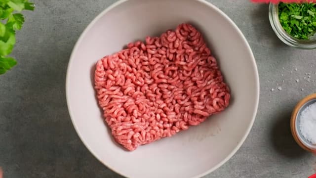**Pølsefyll:** Ha medisterdeigen i en bolle og bland godt med salt, pepper og resten av krydderet. Ha deretter i eggene og halvparten av væsken.
