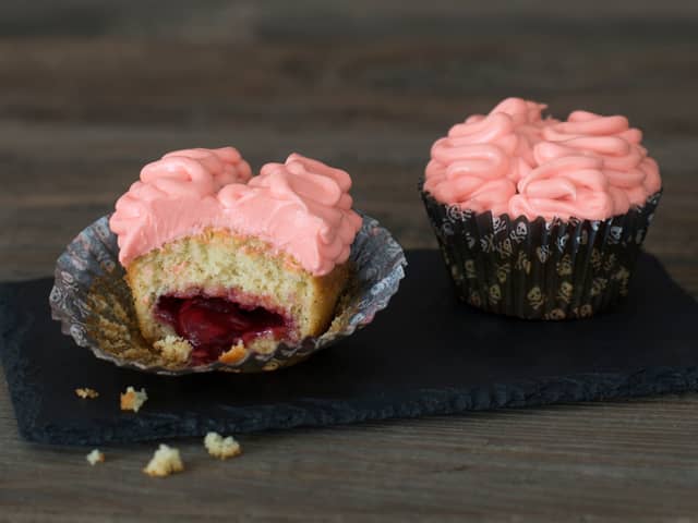 **Tips til hjerne-muffins:** Ha først en skje med røre i formen, deretter litt syltetøy, og så litt mer røre over igjen.