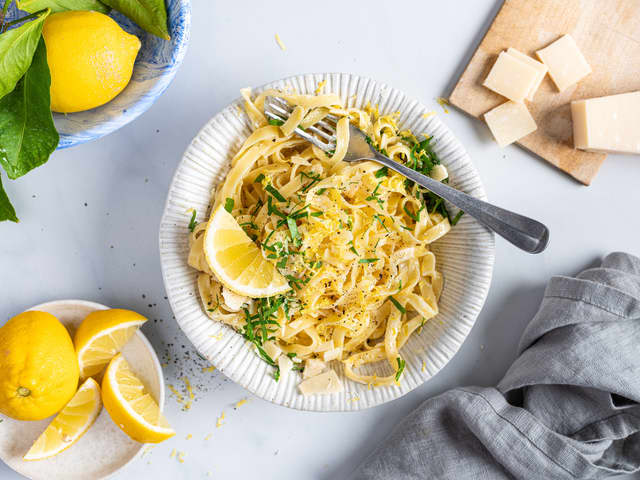 Vend inn finhakket persille. Server pastaen og topp med resten av parmesanen.