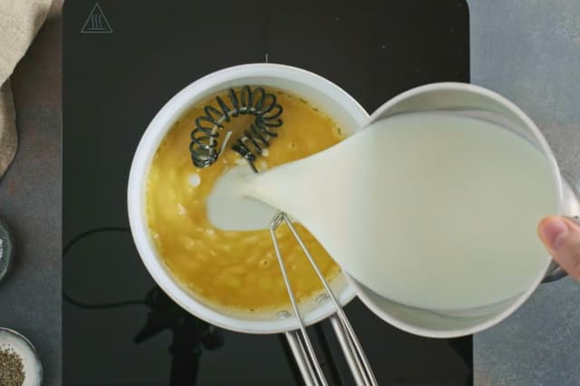 Spe med melk og la koke under omrøring i ca 10 minutter til den begynner å tykne. La koke lenger hvis du ønsker en tykkere saus. Smak til med salt og pepper.