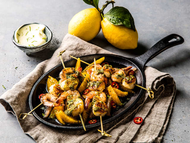 Grillspyd med kamskjell og scampi