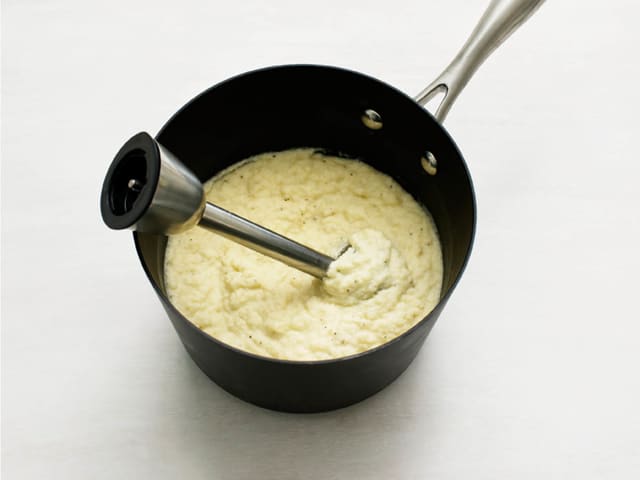 Hell av kokevannet, ha i 3 ss smør og fløte og mos til fin pure. Smak til med salt og pepper.