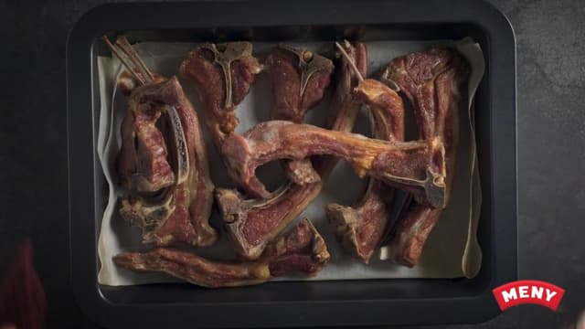 Pinnekjøttet kan om ønskelig brunes lett i stekeovnen før servering. Legg pinnekjøttet på rist over en langpanne, sett høyt i ovnen og stek på sterk varme eller grill i ca. 5 minutter.