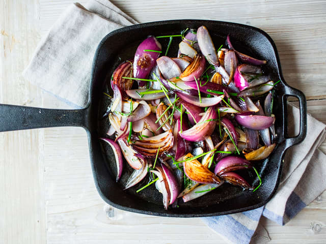 Stekt rødløk med hvitløk og timian