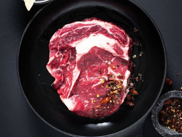 Krydre entrecôte-skivene med salt og pepper. Stek entrecôtene i smør til de er gylne på begge sider og rosa i midten. Dette tar ca. 3 minutter på hver side.