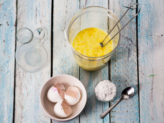 Visp sammen egg, melk, sukker, kanel og kardemomme.