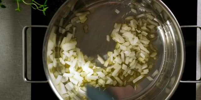 **Risotto:** Varm kraften i en kjele, og varm 1 ss smør og 2 ss olivenolje i en annen kjele. Ha i løk og hvitløk, og la surre på middels varme i 4-5 minutter, til løken er blank.