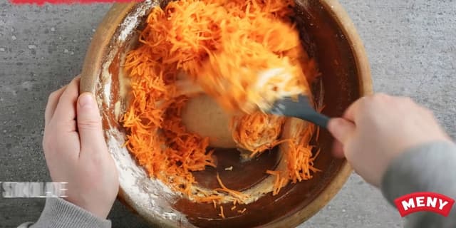 Bland sammen de tørre ingrediensene i en bakebolle. Rør så inn væsken og smøret. Vendt inn glrøttene.