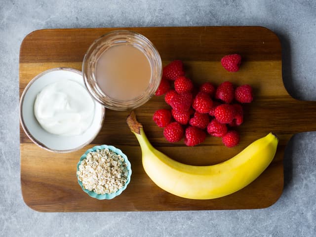 **Smoothie med bringebær:** Kjør alt sammen i en hurtigmikser. Drikkes med det samme eller oppbevares i kjøleskapet.