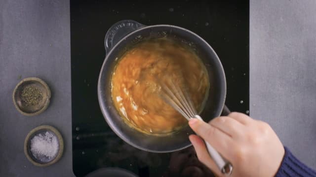 Tilsett fløte og rosmarin, kok opp og la det småkoke til sausen tykner litt. Smak til med soyasaus, eplegelé, salt og pepper.