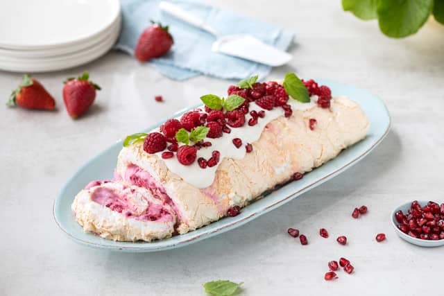 Rull sammen fra kortsiden som en rullekake og legg over på et serveringsfat.