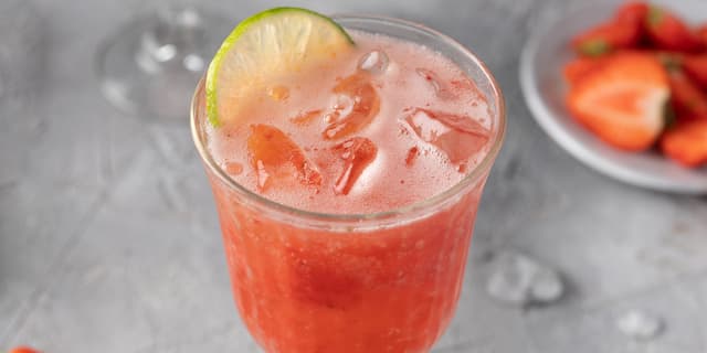 Server mocktailene i kalde glass med isbiter.