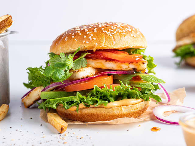 Vegetarburger med halloumi og sweet chili