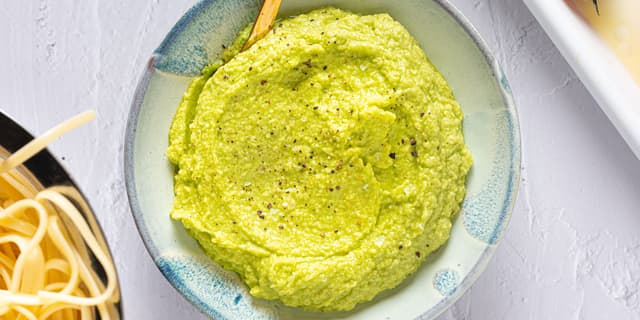 Ha avokadokjøttet i en food prosessor sammen med limesaft, koriander og chili. Kjør til en glatt avokadopuré. Smak til med salt og pepper.