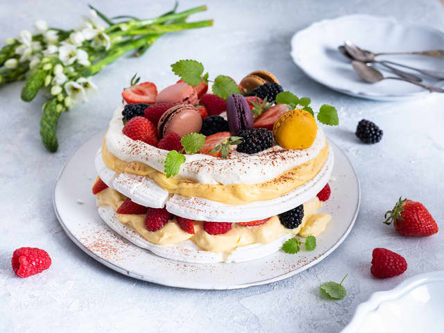 Enkel pavlova med pasjonsfrukt og bær