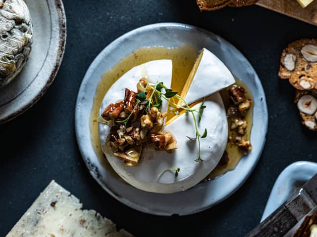 Ovnsbakt camembert med nøtter