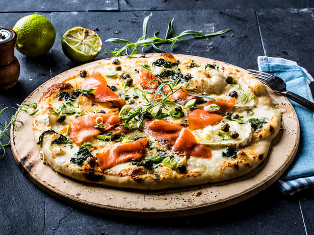 Hvit pizza med røkelaks