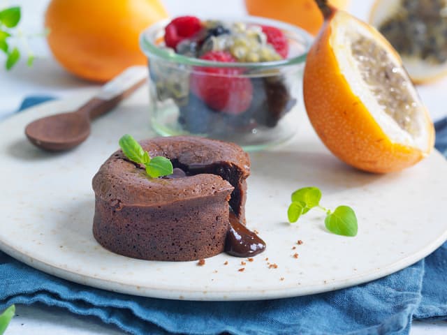 Sjokoladefondant med bær- og grenadillasalat