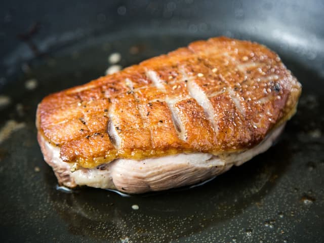 Legg andebrystet med fettsiden ned i en kald stekepanne, skru platen på nest sterkeste varme. Fettet vil nå smelte og du oppnår en fin bruning i andefettet. Snu brystet når fettsiden er gylden og lett crispy, stek videre på kjøttsiden i ca 1 minutt.