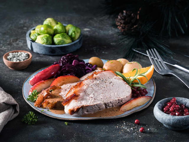 Server med klassisk tilbehør etter smak. Brun saus eller ribbesaus er et must, og gjerne småpoteter, rosenkål, rødkål eller surkål og litt tyttebærsyltetøy eller en grov sennep. Noe søtt som lune epleskiver, svisker eller frisk appelsin er også å anbefale.