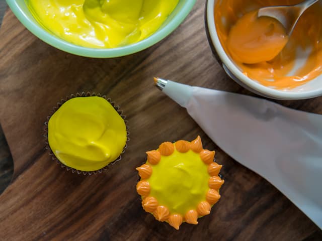 Pynte løve: Farg en del av kremostfrostingen gul og en del oransje. Smør gul kremostfrosting
på cupcaken, og bruk en sprøytepose til å lage “løvemanken” med den oransje frostingen rundt
kanten.