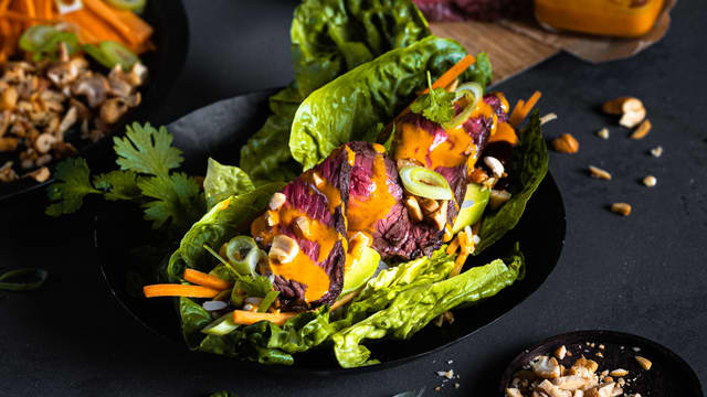 **Anrett hver «taco» slik:** Legg på litt ris, deretter avokado, så tynne skiver av kjøtt. Ha over litt hoi sin woksaus, tilsett vårløk, gulrot og koriander, og deretter majones, før du avslutter det hele med en skvis limesaft og et dryss cashewnøtter til slutt.