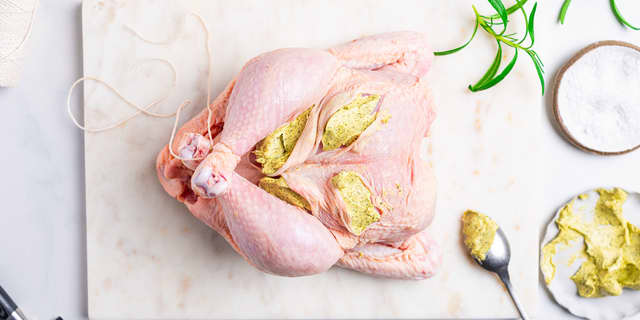 **Kylling:** Skyll kyllingen innvendig med kaldt, rent vann og tørk den. Del 1 sitron i store båter. Legg urtesmør og under skinnet på brystet av kyllingen sammen med sitronbåtene. Pensle kyllingen med olivenolje, saft fra 1/2 sitron, salt og pepper.