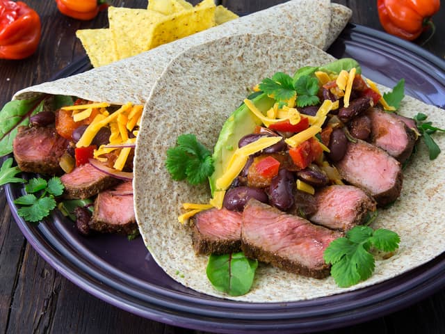 Bifftaco med grov tortilla og chilibønner