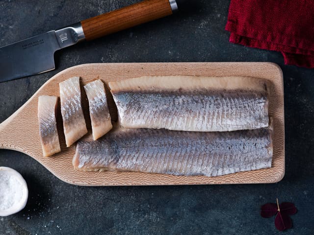 **Sild:** Skjær sildefiletene i skiver på skrå, ca 1 cm brede. Rens og skjær rødløk, gulrøtter og ingefær i tynne skiver.