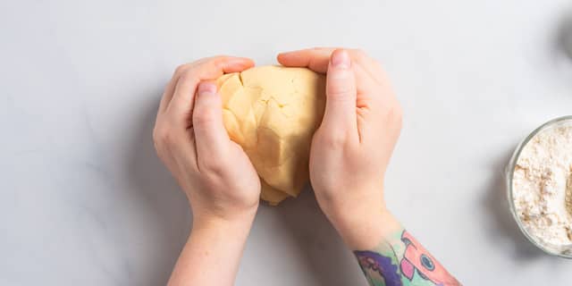Kna alle ingredienser sammen til en deig. Du kan bruke håndkraft eller en hurtigmikser.