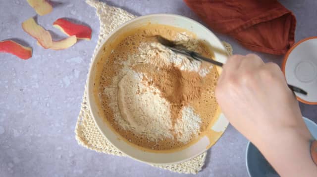 Når du har pisket eggedosisen ferdig, sikter du inn de tørre ingrediensene oppi eggedosisen. Vend forsiktig inn i kakerøren med en slikkepott.