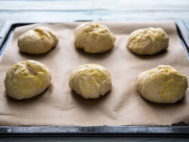 Legg bollene på et bakebrett dekket med bakepapir. Dekk til bollene med plastfolie eller et rent kjøkkenhåndkle og la heve i 30 minutter.
