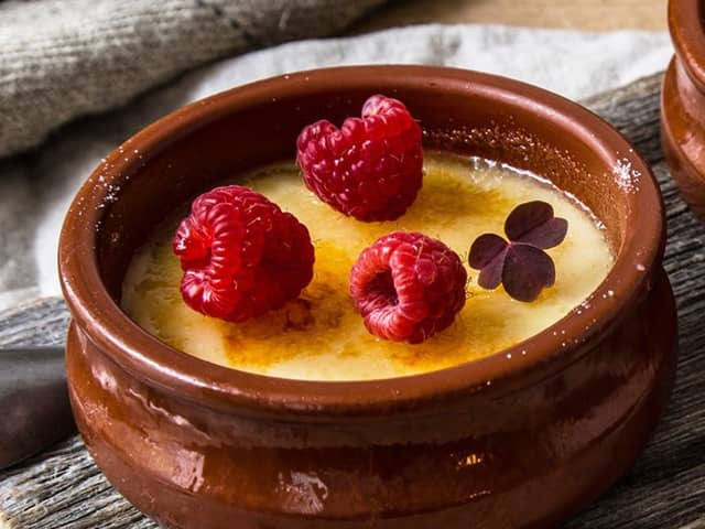Server gjerne creme brulee toppet med friske bær og en frisk sorbet til.