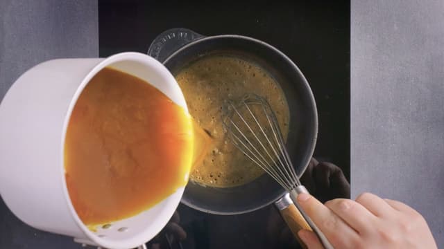 Hell i litt og litt av kraft og fløte under omrøring, og la koke i minst 10 minutter. Smak til med salt.