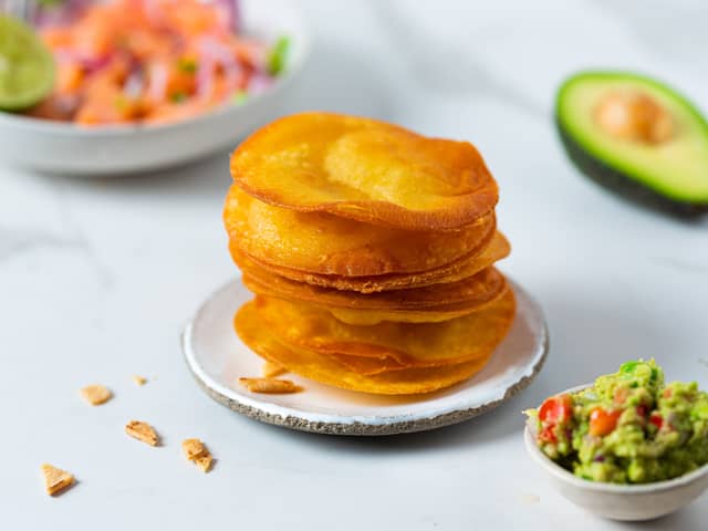 Løft tostadasene ut av frityren og la dem renne av på kjøkkenpapir.