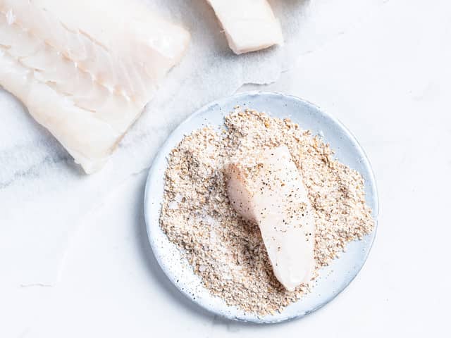 **Frityrstekt fisk:** Del fisken opp i 4 like store deler, og tørk over med et tørkepapir. Ha litt mel på en asjett og vend fisken godt i melet. Rist av overflødig mel og legg fisken til side.