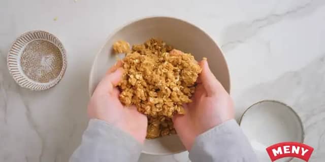 **Smuldredeig:** Del smøret i små terninger. Ha alle ingrediensene i en bolle, og kna alt sammen til en deig med hendene.