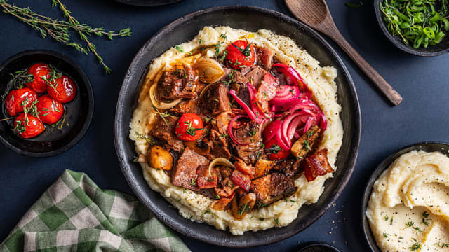 Server med hjemmelaget potetpuré og gjerne litt brød og godt smør.
