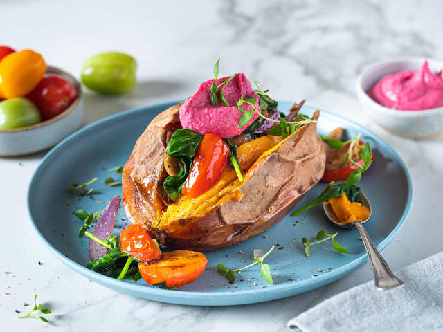 Bakt søtpotet med hummus